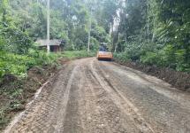 นายกองค์การบริหารส่วนจังหวัดตาก มอบหมายให้ส่วนพัฒนาโครงสร้างพื้นฐาน โดยฝ่ายก่อสร้างและซ่อมบำรุง สำนักช่าง องค์การบริหารส่วนจังหวัดตาก ลงพื้นที่ควบคุมงานเครื่องจักรกลปฏิบัติงานปรับปรุงซ่อมแชมถนนทางการเกษตร ตำบลด่านแม่ละเมา อำเภอแม่สอด จังหวัดตาก 