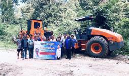 นายกองค์การบริหารส่วนจังหวัดตาก มอบหมายให้ส่วนพัฒนาโครงสร้างพื้นฐาน โดยฝ่ายก่อสร้างและซ่อมบำรุง สำนักช่าง องค์การบริหารส่วนจังหวัดตาก ลงพื้นที่ควบคุมงานเครื่องจักรกลปฏิบัติงานปรับปรุงซ่อมแชมถนนทางการเกษตร ตำบลด่านแม่ละเมา อำเภอแม่สอด จังหวัดตาก 