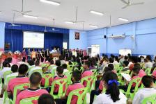 รองนายกองค์การบริหารส่วนจังหวัดตาก เป็นประธานในพิธีมอบสื่อการเรียนการสอน (ประเภทสื่อเทคโนโลยีสารสนเทศ , สื่อวิทยาศาสตร์ และสื่อวิชาชีพ) ณ  ห้องประชุมเฉลิมพระเกียรติฯ โรงเรียนชุมชนชลประทานรังสรรค์ อำเภอสามเงา จังหวัดตาก 