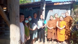 10/1/67 จนท.รพ.สต.บ้านสันป่าไร่ร่วมกับคณะสงฆ์วัดทุ่งมะขามป้อมและคณะกรรมการศูนย์พัฒนาและฟื้นฟูคุณภาพชีวิตผู้สูงอายุและคนพิการตำบลพระธาตุมอบข้าวสารและอาหารแห้งแก่ผู้สูงอายุและผู้พิการหมู่ที่3บ้านป่าไร่เหนือและหมู่ที่5บ้านสันป่าไร่