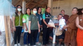 10/1/67 จนท.รพ.สต.บ้านสันป่าไร่ร่วมกับคณะสงฆ์วัดทุ่งมะขามป้อมและคณะกรรมการศูนย์พัฒนาและฟื้นฟูคุณภาพชีวิตผู้สูงอายุและคนพิการตำบลพระธาตุมอบข้าวสารและอาหารแห้งแก่ผู้สูงอายุและผู้พิการหมู่ที่3บ้านป่าไร่เหนือและหมู่ที่5บ้านสันป่าไร่