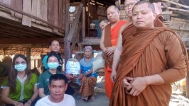 10/1/67 จนท.รพ.สต.บ้านสันป่าไร่ร่วมกับคณะสงฆ์วัดทุ่งมะขามป้อมและคณะกรรมการศูนย์พัฒนาและฟื้นฟูคุณภาพชีวิตผู้สูงอายุและคนพิการตำบลพระธาตุมอบข้าวสารและอาหารแห้งแก่ผู้สูงอายุและผู้พิการหมู่ที่3บ้านป่าไร่เหนือและหมู่ที่5บ้านสันป่าไร่