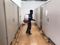 อบจ.ตาก ดำเนินการทำความสะอาด ฉีดพ่นน้ำยาแอลกอฮอล์และเช็ดถูฆ่าเชื้อโรคประจำสัปดาห์