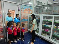 13367 จนท.รพ.สต.บ้านสันป่าไร่ ร่วมต้อนรับคณะครูและนักเรียน ศพด.บ้านป่าไร่เหนือ ที่ได้มาศึกษาดูงานที่ รพ.สต.บ้านสันป่าไร่