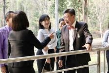 นายกองค์การบริหารส่วนจังหวัดตาก ในฐานะ ผู้อำนวยการอุทยานธรณีไม้กลายเป็นหินตาก ร่วมให้การต้อนรับ นางชื่นชีวัน ลิมป์ธีระกุล ผู้ตรวจราชการสำนักนายกรัฐมนตรี เขตตรวจราชการที่ 17 และคณะ 