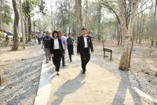 นายกองค์การบริหารส่วนจังหวัดตาก ในฐานะ ผู้อำนวยการอุทยานธรณีไม้กลายเป็นหินตาก ร่วมให้การต้อนรับ นางชื่นชีวัน ลิมป์ธีระกุล ผู้ตรวจราชการสำนักนายกรัฐมนตรี เขตตรวจราชการที่ 17 และคณะ 