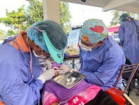 13 มี.ค.67 จนท.ทันตสาธารณสุข รพ.สต.บ้านสันป่าไร่ ร่วมกับทีมทันตกรรม อ.แม่ระมาด ออกหน่วยทันตกรรมเคลื่อนที่ รร.บ้านห้วยกระทิง ให้บริการรักษาทางทันตกรรมแก่นักเรียน จำนวน 69 รายและคณะครู จำนวน 5 ราย มีรายละเอียด ดังนี้ ขูดหินน้ำลาย จำนวน 40 ราย อุดฟัน จำนวน 2