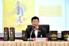 นายกองค์การบริหารส่วนจังหวัดตาก เป็นประธานในพิธีมอบหนังสือจดหมายเหตุงานพระบรมศพ พระบาทสมเด็จพระปรมินทรมหาภูมิพลอดุลยเดช มหิตลาธิเบศรรามาธิบดี จักรีนฤบดินทร สยามินทราธิราช บรมนาถบพิตร 