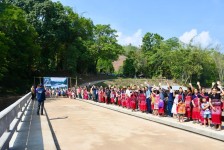 นายกองค์การบริหารส่วนจังหวัดตาก เป็นประธานในพิธีส่งมอบโครงการก่อสร้างสะพานคอนกรีตเสริมเหล็ก ข้ามลำห้วยอุ้มผางหมู่ที่ 2 บ้านแปโดทะ ตำบลอุ้มผาง เชื่อม เทศบาลตำบลอุ้มผาง อำเภออุ้มผาง จังหวัดตาก จำนวน 2 แห่ง