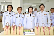 รองปลัดองค์การบริหารส่วนจังหวัดตาก พร้อมด้วยข้าราชการในสังกัดองค์การบริหารส่วนจังหวัดตาก ร่วมพิธีทำบุญตักบาตรถวายพระราชกุศล เฉลิมพระเกียรติสมเด็จพระนางเจ้าฯ พระบรมราชินี