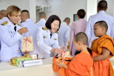 รองปลัดองค์การบริหารส่วนจังหวัดตาก พร้อมด้วยข้าราชการในสังกัดองค์การบริหารส่วนจังหวัดตาก ร่วมพิธีทำบุญตักบาตรถวายพระราชกุศล เฉลิมพระเกียรติสมเด็จพระนางเจ้าฯ พระบรมราชินี