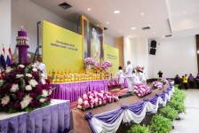 รองปลัดองค์การบริหารส่วนจังหวัดตาก พร้อมด้วยเจ้าหน้าที่ องค์การบริหารส่วนจังหวัดตาก เข้าร่วมพิธีพิธีถวายเครื่องราชสักการะ วางพานพุ่ม และจุดเทียนถวายพระพรชัยมงคล สมเด็จพระนางเจ้าฯ พระบรมราชินี