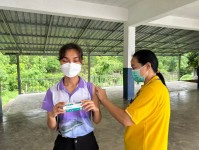 6 มิ.ย.67 รพ.สต.บ้านสันป่าไร่ ฉีดวัคซีนป้องกันโรคมะเร็งปากมดลูก(HPV) เข็มที่ 2 แก่ นักเรียนหญิง อายุ 15-18ปี , ครู , อสม.จำนวน 39 ราย