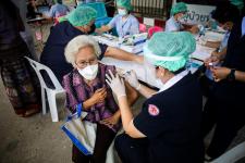 นายก อบจ.ตาก นำวัคซีน Moderna (รอบแรก) ลงพื้นที่ฉีดให้กับประชาชนกลุ่มเปราะบาง ในพื้นที่อำเภอสามเงา จังหวัดตาก