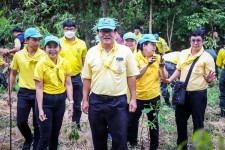 ปลัดองค์การบริหารส่วนจังหวัดตาก เข้าร่วมโครงการปลูกฟื้นฟูระบบนิเวศป่าไม้ (แบบมิยาวากิ) และการสร้างฝ่ายชะลอน้ำเฉลิมพระเกียรติพระบาทสมเด็จพระเจ้าอยู่หัว เนื่องในโอกาสพระราชพิธีมหามงคลเฉลิมพระชนมพรรษา 6 รอบ 28 กรกฎาคม 2567