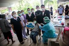 นายก อบจ.ตาก นำวัคซีน Moderna (รอบแรก) ลงพื้นที่ฉีดให้กับประชาชนกลุ่มเปราะบาง ในพื้นที่อำเภอสามเงา จังหวัดตาก