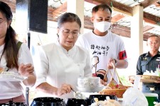 ผู้อำนวยการกองการศึกษา ศาสนาและวัฒนธรรม พร้อมด้วยเจ้าหน้าที่กองการศึกษา ศาสนา และวัฒนธรรม องค์การบริหารส่วนจังหวัดตาก เข้าร่วมพิธีทำบุญตักบาตร เนื่องในเทศกาลวันอาสาฬหบูชา และวันเข้าพรรษา ประจำปี 2567 