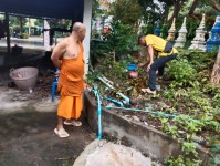 12 ส.ค. 67 จนท.รพ.สต.บ้านสันป่าไร่ร่วมกับผู้นำชุมชนและประชาชน ม.3บ้านป่าไร่เหนือ ร่วมกิจกรรมจิตอาสา แม่ของแผ่นดิน รณรงค์สำรวจและทำลายแหล่งเพาะพันธ์ลูกน้ำยุงลาย เนื่องในวันแม่แห่งชาติ