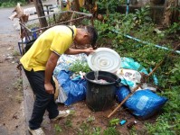 12 ส.ค. 67 จนท.รพ.สต.บ้านสันป่าไร่ร่วมกับผู้นำชุมชนและประชาชน ม.3บ้านป่าไร่เหนือ ร่วมกิจกรรมจิตอาสา แม่ของแผ่นดิน รณรงค์สำรวจและทำลายแหล่งเพาะพันธ์ลูกน้ำยุงลาย เนื่องในวันแม่แห่งชาติ