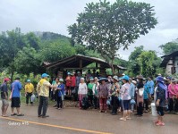 12 ส.ค. 67 จนท.รพ.สต.บ้านสันป่าไร่ร่วมกับผู้นำชุมชนและประชาชน ม.3บ้านป่าไร่เหนือ ร่วมกิจกรรมจิตอาสา แม่ของแผ่นดิน รณรงค์สำรวจและทำลายแหล่งเพาะพันธ์ลูกน้ำยุงลาย เนื่องในวันแม่แห่งชาติ