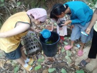 12 ส.ค. 67 รพ.สต.บ้านสันป่าไร่ร่วมกับอาสาสมัครสาธารณสุขและประชาชน ม.2บ้านตีนธาตุ ร่วมกิจกรรมจิตอาสา แม่ของแผ่นดิน รณรงค์สำรวจและทำลายแหล่งเพาะพันธ์ลูกน้ำยุงลาย เนื่องในวันแม่แห่งชาติ