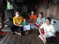 15 ส.ค.67 นางเสาร์แก้ว อ่วมพิทยา เจ้าพนักงานสาธารณสุข รพ.สต.บ้านสันป่าไร่ ร่วมกับเครือข่ายแม่ยุคใหม่ใส่ใจสุขภาพ เยี่ยมหญิงหลังคลอดและหญิงตั้งครรภ์ ม.5 บ้านสันป่าไร่ จำนวน 2 คนและมอบนมจืดแก่เด็กอายุ 0-6 ปี ที่มีน้ำหนักตกเกณฑ์ ม.2 บ้านตีนธาตุ ม.3 บ้านป่าไร่