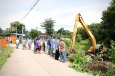 รองนายกองค์การบริหารส่วนจังหวัดตาก นำเครื่องจักรกลและพนักงานขับพร้อมน้ำมันเชื้อเพลิง ลงพื้นที่เพื่อปฏิบัติงานปรับปรุงขุดลอกคลองส่งน้ำในพื้นที่หมู่ที่ 8 บ้านน้ำดิบควง ต.โป่งแดง อ.เมืองตาก จ.ตาก