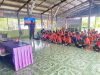 18 ก.ค. 67 นส.พนิดา ตลับทอง จพ.ทันตาภิบาลปฏิบัติการพร้อมด้วยนส.โสภา วรนารถวิชัย ผู้ช่วยทันตกรรม รพ.สต.บ้านสันป่าไร่ จัดกิจกรรมฟันสะอาดเหงือกแข็งแรงนักเรียนโรงเรียนบ้านสันป่าไร่ชั้นม.1 จำนวน 32 ราย พร้อมทั้งตรวจสุขภาพช่องปากและให้ทันตสุขศึกษานักเรียนม.2และ