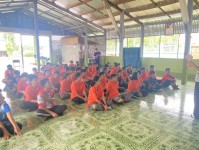 18 ก.ค. 67 นส.พนิดา ตลับทอง จพ.ทันตาภิบาลปฏิบัติการพร้อมด้วยนส.โสภา วรนารถวิชัย ผู้ช่วยทันตกรรม รพ.สต.บ้านสันป่าไร่ จัดกิจกรรมฟันสะอาดเหงือกแข็งแรงนักเรียนโรงเรียนบ้านสันป่าไร่ชั้นม.1 จำนวน 32 ราย พร้อมทั้งตรวจสุขภาพช่องปากและให้ทันตสุขศึกษานักเรียนม.2และ