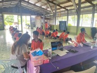 18 ก.ค. 67 นส.พนิดา ตลับทอง จพ.ทันตาภิบาลปฏิบัติการพร้อมด้วยนส.โสภา วรนารถวิชัย ผู้ช่วยทันตกรรม รพ.สต.บ้านสันป่าไร่ จัดกิจกรรมฟันสะอาดเหงือกแข็งแรงนักเรียนโรงเรียนบ้านสันป่าไร่ชั้นม.1 จำนวน 32 ราย พร้อมทั้งตรวจสุขภาพช่องปากและให้ทันตสุขศึกษานักเรียนม.2และ