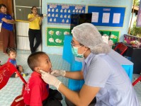 3 ส.ค. 67 นส.พนิดา ตลับทอง จพ.ทันตาภิบาลปฏิบัติการพร้อมด้วยนส.โสภา วรนารถวิชัย ผู้ช่วยทันตกรรม รพ.สต.บ้านสันป่าไร่ เป็นวิทยากรให้ความรู้กิจกรรมทันตสุขภาพที่ศพด.บ้านป่าไร่เหนือและตรวจสุขภาพช่องปากพร้อมทั้งเคลือบฟลูออไรด์จำนวน 32 ราย