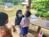 19 ส.ค. 67 นส.พนิดา ตลับทอง จพ.ทันตาภิบาลปฏิบัติการพร้อมด้วยนส.โสภา วรนารถวิชัย ผู้ช่วยทันตกรรม รพ.สต.บ้านสันป่าไร่ ตรวจสุขภาพช่องปากพร้อมทั้งเคลือบฟลูออไรด์ เด็กนักเรียนศศช.บ้านบือละพอและศศช.บ้านพะนิกรี จำนวน 84 รายและเยี่ยมบ้านติดตามดูแลผู้ป่วยติดบ้านที