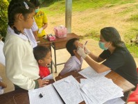 19 ส.ค. 67 นส.พนิดา ตลับทอง จพ.ทันตาภิบาลปฏิบัติการพร้อมด้วยนส.โสภา วรนารถวิชัย ผู้ช่วยทันตกรรม รพ.สต.บ้านสันป่าไร่ ตรวจสุขภาพช่องปากพร้อมทั้งเคลือบฟลูออไรด์ เด็กนักเรียนศศช.บ้านบือละพอและศศช.บ้านพะนิกรี จำนวน 84 รายและเยี่ยมบ้านติดตามดูแลผู้ป่วยติดบ้านที