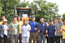 รองนายกองค์การบริหารส่วนจังหวัดตาก นำเครื่องจักรกลพร้อมน้ำมันเชื้อเพลิง ลงพื้นที่เพื่อปฏิบัติงานในพื้นที่หมู่ที่ 6 ตำบลหนองบัวใต้ อำเภอเมืองตาก จังหวัดตาก