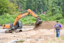 รองนายกองค์การบริหารส่วนจังหวัดตาก ลงพื้นที่ตรวจการปฏิบัติงานของเครื่องจักรกลในพื้นที่ตำบลแม่หละ อำเภอท่าสองยาง จังหวัดตาก