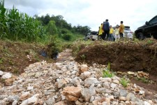  รองนายกองค์การบริหารส่วนจังหวัดตาก ลงพื้นที่สำรวจถนนทางการเกษตร ระยะทาง 6 กิโลเมตร เพื่อใช้เป็นเส้นทางหลัก ตำบลมหาวัน อำเภอแม่สอด จังหวัดตาก 