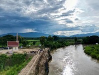 รองนายกองค์การบริหารส่วนจังหวัดตาก ลงพื้นที่ตรวจสอบบริเวณตลิ่งริมแม่น้ำวัง หมู่ที่ 1 บ้านวังโพ ตำบลวังจันทร์ อำเภอสามเงา จังหวัดตาก