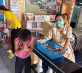 19 ก.ย.67 รพ.สต.บ้านสันป่าไร่ ฉีดวัคซีนนักเรียน ครั้งที่ 1 ให้แก่นักเรียนชั้น ป.1 และ ป.2 ที่ไม่มีประวัติการได้รับวัคซีน จำนวน 39 ราย และนัดฉีดครั้งต่อไป อีก 3 ครั้ง เด็ก ๆ เก่งมาก ๆ น่ารักทุกคนเลย (หมอแจกขนมปลอบใจให้คนละ 2 ชิ้น สำหรับ 2 เข็มนี้)