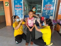 19 ก.ย.67 รพ.สต.บ้านสันป่าไร่ ฉีดวัคซีนนักเรียน ครั้งที่ 1 ให้แก่นักเรียนชั้น ป.1 และ ป.2 ที่ไม่มีประวัติการได้รับวัคซีน จำนวน 39 ราย และนัดฉีดครั้งต่อไป อีก 3 ครั้ง เด็ก ๆ เก่งมาก ๆ น่ารักทุกคนเลย (หมอแจกขนมปลอบใจให้คนละ 2 ชิ้น สำหรับ 2 เข็มนี้)