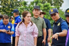 รองนายกองค์การบริหารส่วนจังหวัดตาก ลงพื้นที่สำรวจบริเวณตลิ่งริมแม่น้ำวัง ในเขตพื้นที่อำเภอสามเงา จังหวัดตาก