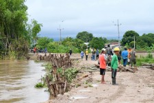 รองนายกองค์การบริหารส่วนจังหวัดตาก ลงพื้นที่สำรวจบริเวณตลิ่งริมแม่น้ำวัง ในเขตพื้นที่อำเภอสามเงา จังหวัดตาก
