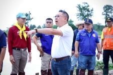 รองนายกองค์การบริหารส่วนจังหวัดตาก ลงพื้นที่นำรถเครื่องจักรกล ถุง Big Bag จำนวน 300 ถุง พร้อมเจ้าหน้าที่ผู้ปฏิบัติงาน ณ บริเวณตลิ่งริมแม่น้ำวัง เขตพื้นที่อำเภอสามเงา จังหวัดตาก 