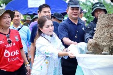 รองนายกองค์การบริหารส่วนจังหวัดตาก ลงพื้นที่นำรถเครื่องจักรกล ถุง Big Bag จำนวน 300 ถุง พร้อมเจ้าหน้าที่ผู้ปฏิบัติงาน ณ บริเวณตลิ่งริมแม่น้ำวัง เขตพื้นที่อำเภอสามเงา จังหวัดตาก 