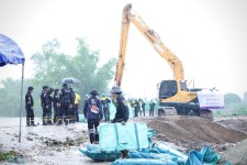 รองนายกองค์การบริหารส่วนจังหวัดตาก ลงพื้นที่นำรถเครื่องจักรกล ถุง Big Bag จำนวน 300 ถุง พร้อมเจ้าหน้าที่ผู้ปฏิบัติงาน ณ บริเวณตลิ่งริมแม่น้ำวัง เขตพื้นที่อำเภอสามเงา จังหวัดตาก 