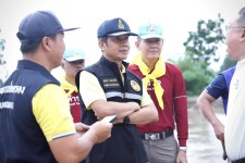 รองนายกองค์การบริหารส่วนจังหวัดตาก ลงพื้นที่นำรถเครื่องจักรกล ถุง Big Bag จำนวน 300 ถุง พร้อมเจ้าหน้าที่ผู้ปฏิบัติงาน ณ บริเวณตลิ่งริมแม่น้ำวัง เขตพื้นที่อำเภอสามเงา จังหวัดตาก 