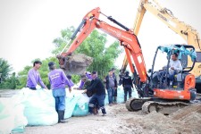 รองนายกองค์การบริหารส่วนจังหวัดตาก ลงพื้นที่นำรถเครื่องจักรกล ถุง Big Bag จำนวน 300 ถุง พร้อมเจ้าหน้าที่ผู้ปฏิบัติงาน ณ บริเวณตลิ่งริมแม่น้ำวัง เขตพื้นที่อำเภอสามเงา จังหวัดตาก 