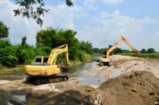 รองนายกองค์การบริหารส่วนจังหวัดตาก ลงพื้นที่ตรวจการทำงานของเครื่องจักรกลในพื้นที่ ต.ท้องฟ้า-ต.ทุ่งกระเชาะ