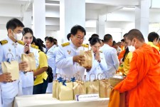 ปลัดองค์การบริหารส่วนจังหวัดตาก เข้าร่วมพิธีทำบุญตักบาตรถวายพระราชกุศล เนื่องใน “วันนวมินทรมหาราช” 