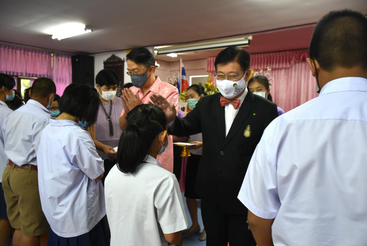 พิธีมอบสื่อการเรียนการสอน ประจำปีงบประมาณ พ.ศ. 2563 ให้แก่สำนักงานเทศบาลเมืองตาก