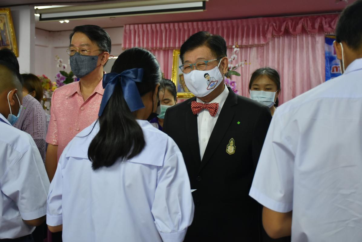 พิธีมอบสื่อการเรียนการสอน ประจำปีงบประมาณ พ.ศ. 2563 ให้แก่สำนักงานเทศบาลเมืองตาก